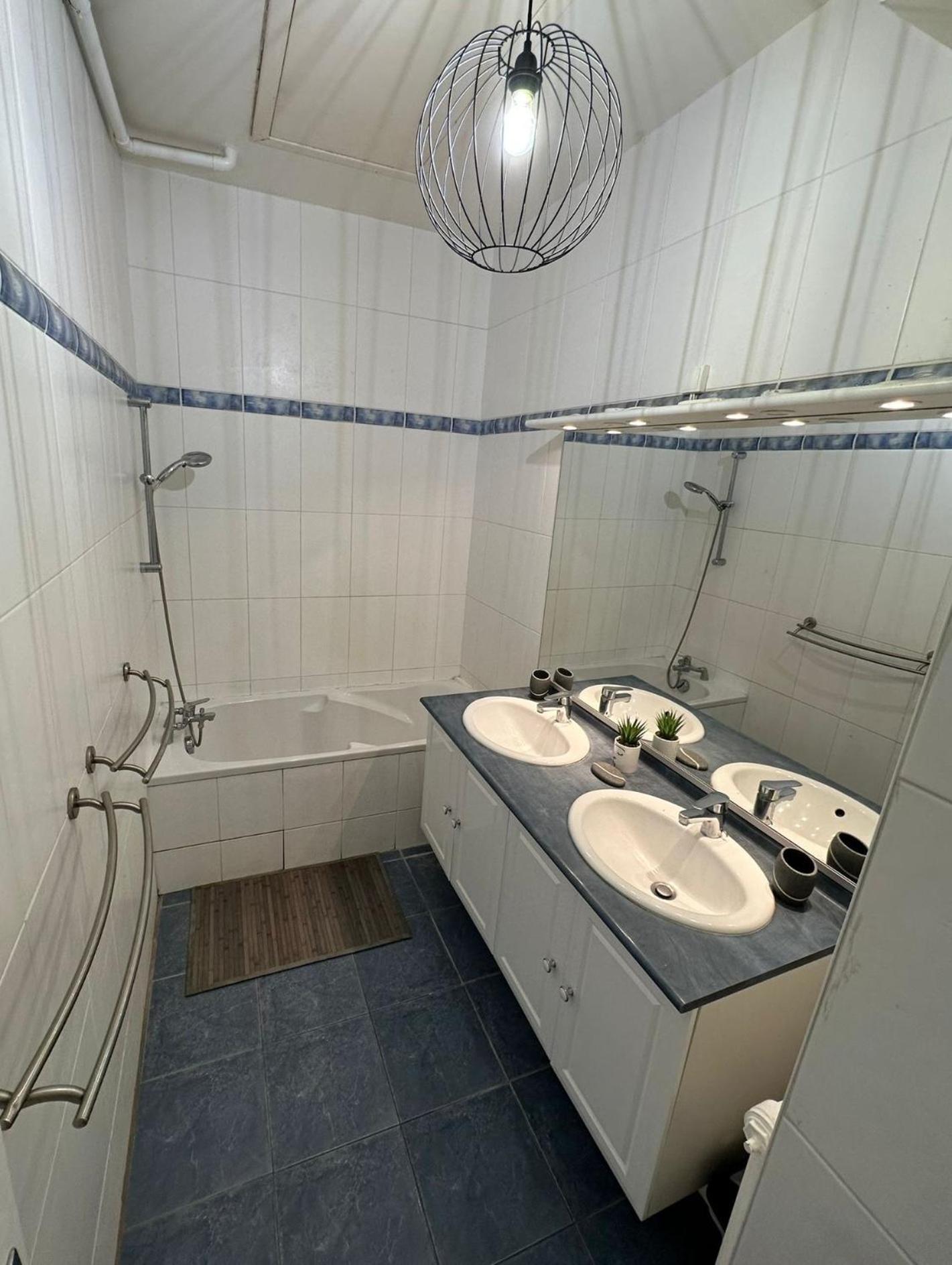 Maison De Ville Plein Centre, 3 Etoiles, A 200M De La Plage, Parking Prive, Wifi Royan Esterno foto